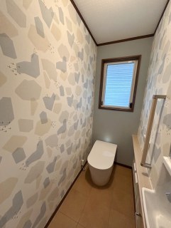 お洒落なクロスでトイレリフォーム