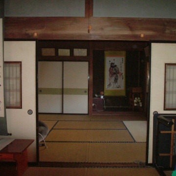 日本建築の柱や梁の風合いを残して活かしたリフォーム［古民家 